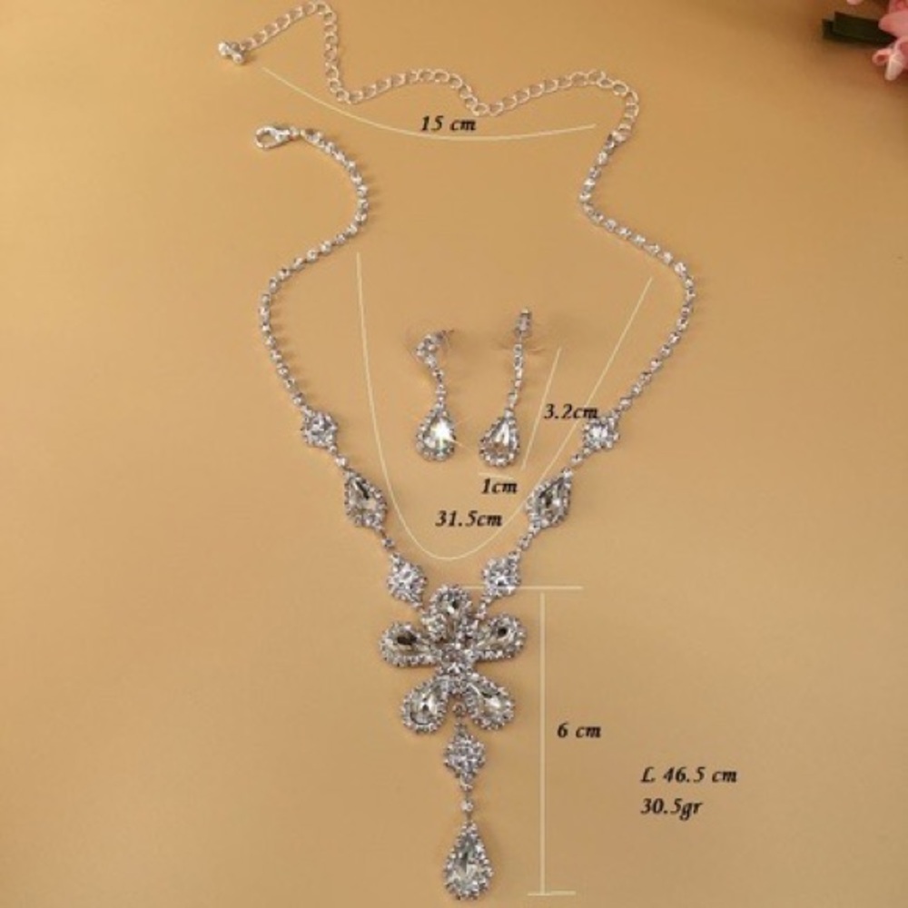 Gorgeous Rhinestone and Silver Floral Necklace and Earrings Set - Picture 5 of 5